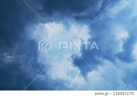 不穏な雰囲気の曇り空の風景 不穏な雰囲気の曇り空の風景 118097270
