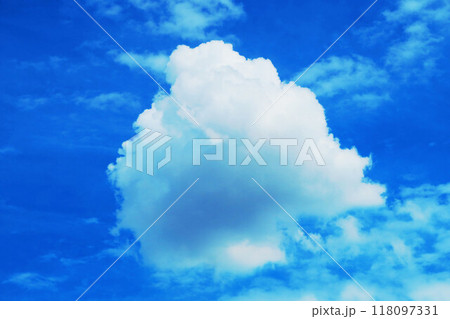 青空に浮かぶ白雲の美しい風景 118097331