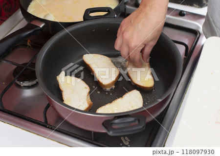 Fry white loaf croutons in a frying pan. Cook breakfast. 118097930