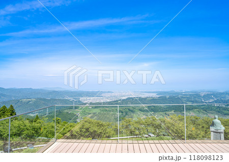 茶草場テラスから見下ろす島田市の街並みと大井川を望む3:2鳥瞰風景 茶草場テラスから見下ろす島田市の街並みと大井川を望む3:2鳥瞰風景 118098123