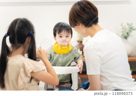 0歳の弟に離乳食を与える姉 118098373