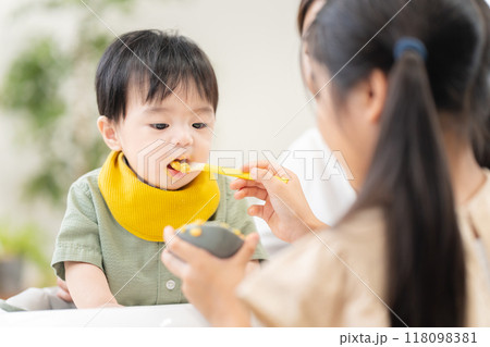 0歳の弟に離乳食を与える姉 0歳の弟に離乳食を与える姉 118098381