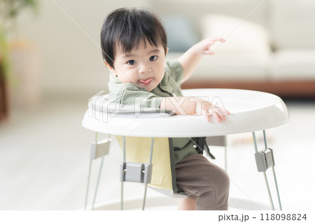 歩行器を使って歩く生後10ヶ月の男の子 歩行器を使って歩く生後10ヶ月の男の子 118098824