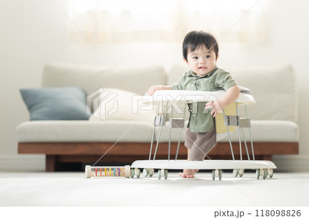 歩行器を使って歩く生後10ヶ月の男の子 歩行器を使って歩く生後10ヶ月の男の子 118098826