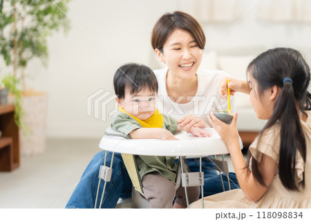0歳の弟に離乳食を与える姉 118098834