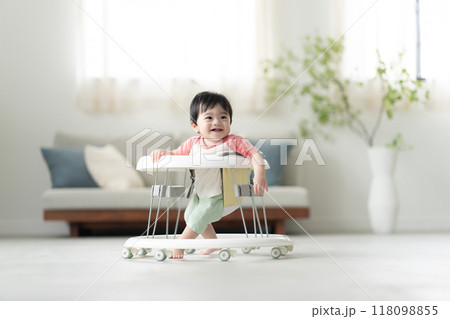 歩行器を使って歩く生後10ヶ月の男の子 118098855