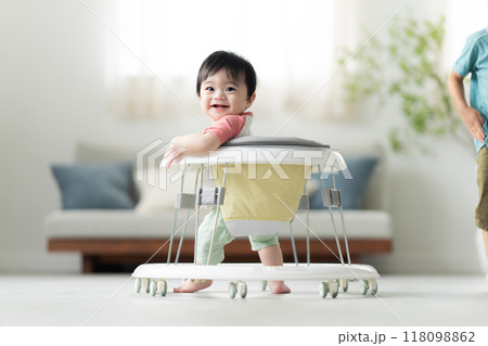 歩行器を使って歩く生後10ヶ月の男の子 歩行器を使って歩く生後10ヶ月の男の子 118098862