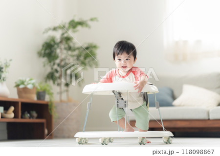 歩行器を使って歩く生後10ヶ月の男の子 歩行器を使って歩く生後10ヶ月の男の子 118098867