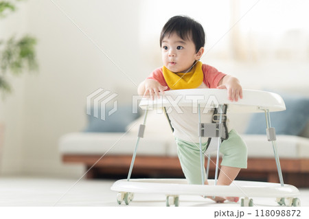 歩行器を使って歩く生後10ヶ月の男の子 歩行器を使って歩く生後10ヶ月の男の子 118098872