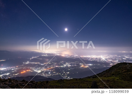 《滋賀県》琵琶湖の夜景・伊吹山山頂の眺望 118099039