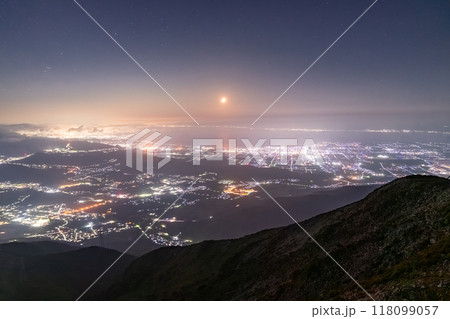 《滋賀県》琵琶湖の夜景・伊吹山山頂の眺望 《滋賀県》琵琶湖の夜景・伊吹山山頂の眺望 118099057