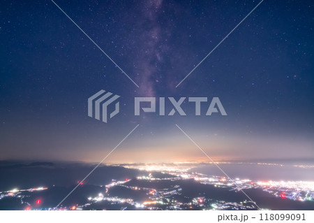 《滋賀県》琵琶湖と天の川の夜景・伊吹山山頂の眺望 118099091