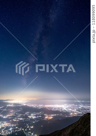 《滋賀県》琵琶湖と天の川の夜景・伊吹山山頂の眺望 118099095