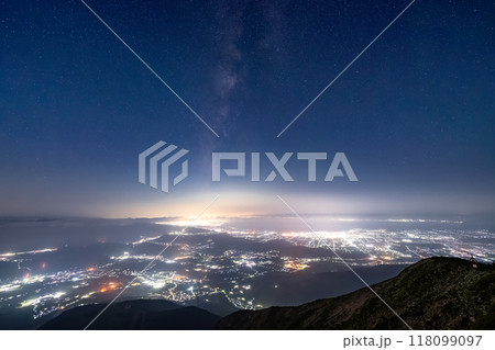 《滋賀県》琵琶湖と天の川の夜景・伊吹山山頂の眺望 《滋賀県》琵琶湖と天の川の夜景・伊吹山山頂の眺望 118099097