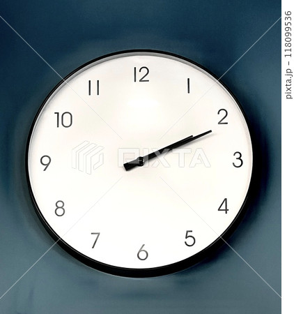 壁にかかった大きくてみやすい文字盤の掛け時計 壁にかかった大きくてみやすい文字盤の掛け時計 118099536