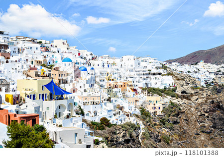 Oia, Santorini, views of the white houses with their cobbled streets. Village bathed by the South Aegean Sea, in the Cyclades, Greece 118101388