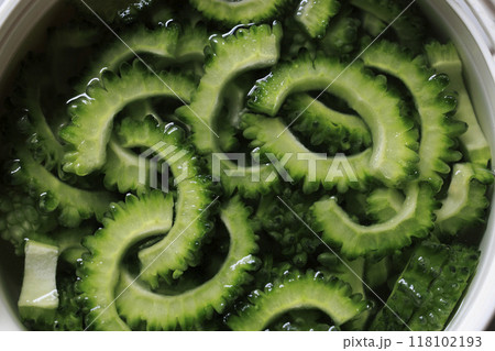 カットしたゴーヤ 118102193