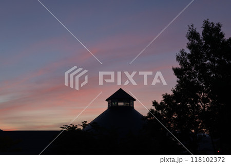 北杜市白州町、道の駅はくしゅうの三角屋根の向うに朝焼け雲 北杜市白州町、道の駅はくしゅうの三角屋根の向うに朝焼け雲 118102372