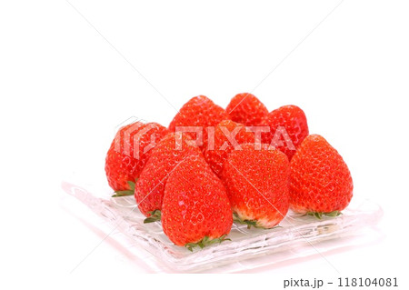 真っ赤なイチゴ　紅かおり　静岡県産　明るい背景　複数 118104081