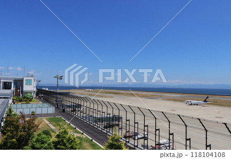 神戸空港の展望デッキと滑走路 神戸空港の展望デッキと滑走路 118104108