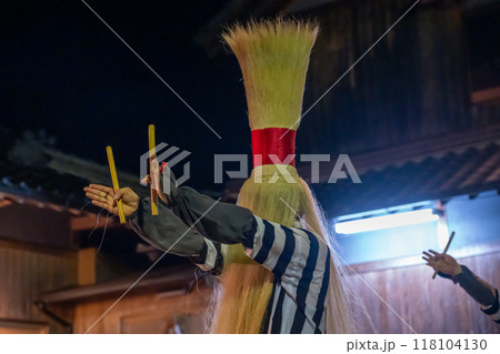 三重県度会町麻加江で江戸時代から行われているお盆の行事のかんこ踊り 118104130