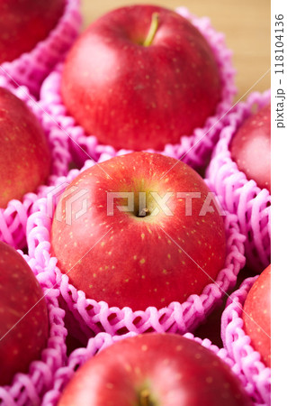 パックに詰めたりんご 118104136