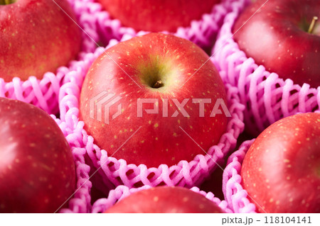 パックに詰めたりんご 118104141