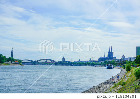 ケルンにある川のひらけた風景 118104201