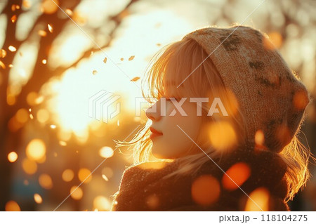 秋の公園で目を閉じてリラックスする若い女性 118104275