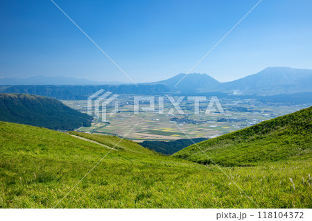 大観峰から見た阿蘇平野と阿蘇山 118104372