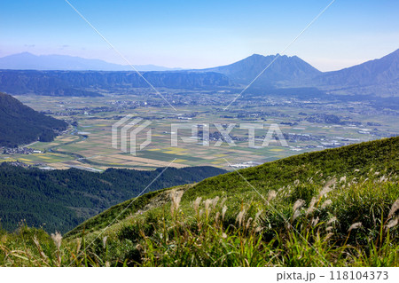 大観峰から見た阿蘇平野と阿蘇山 大観峰から見た阿蘇平野と阿蘇山 118104373