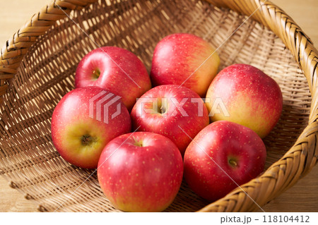 ざるに盛ったリンゴ 118104412