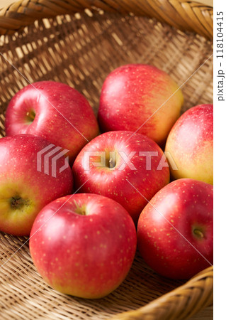ざるに盛ったリンゴ 118104415