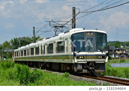 奈良線を走る221系普通列車 118104664
