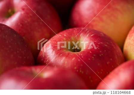 たくさんの赤いりんご 118104668