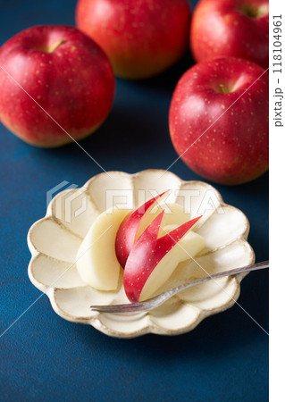 カットして皿に盛り付けたリンゴ 118104961