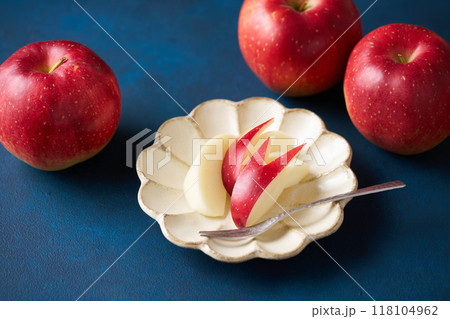 カットして皿に盛り付けたリンゴ カットして皿に盛り付けたリンゴ 118104962