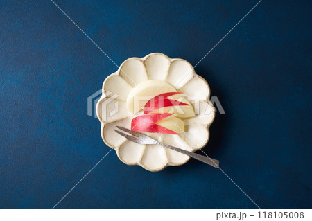 うさぎ型にカットしたリンゴ うさぎ型にカットしたリンゴ 118105008