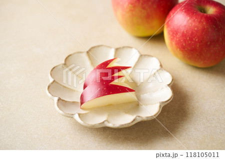 うさぎ型にカットしたリンゴ うさぎ型にカットしたリンゴ 118105011