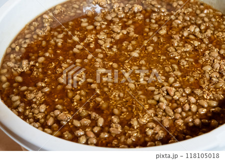 自家製醤油を作るための樽のイメージ (写真素材) 自家製醤油を作るための樽のイメージ (写真素材) 118105018