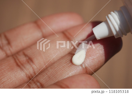 young men using sunscreen cream  118105318