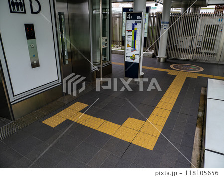 エレベーター前の点字ブロック設置例 118105656
