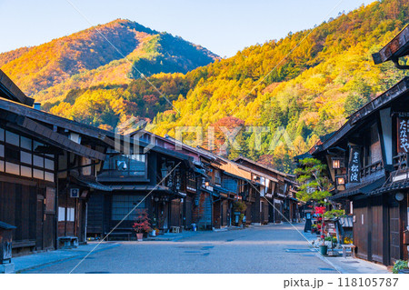 秋の奈良井宿 118105787