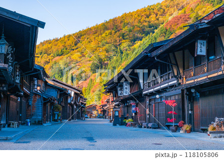 秋の奈良井宿 118105806