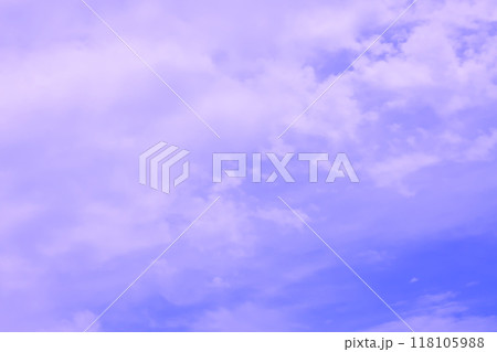 雲の多い青空(背景素材) 雲の多い青空(背景素材) 118105988