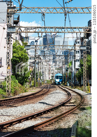 小田急線、住宅街を走るロマンスカー 118106015
