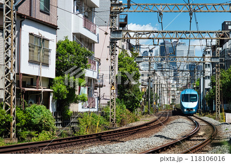 小田急線、住宅街を走るロマンスカー 118106016
