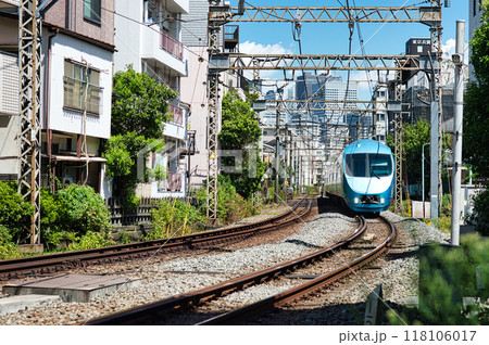 小田急線、住宅街を走るロマンスカー 118106017