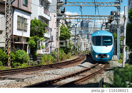 小田急線、住宅街を走るロマンスカー 118106021