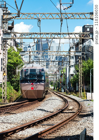 小田急線、住宅街を走るロマンスカー 小田急線、住宅街を走るロマンスカー 118106030